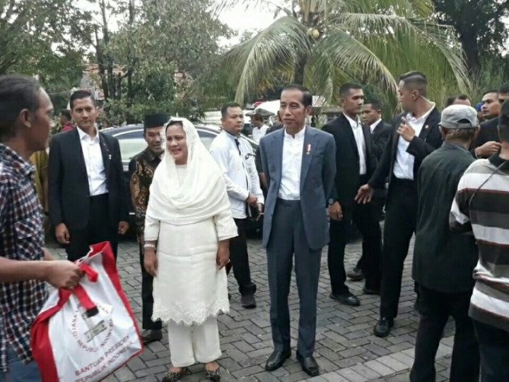 Jokowi Bagikan 4 Ribu Paket Sembako di Solo