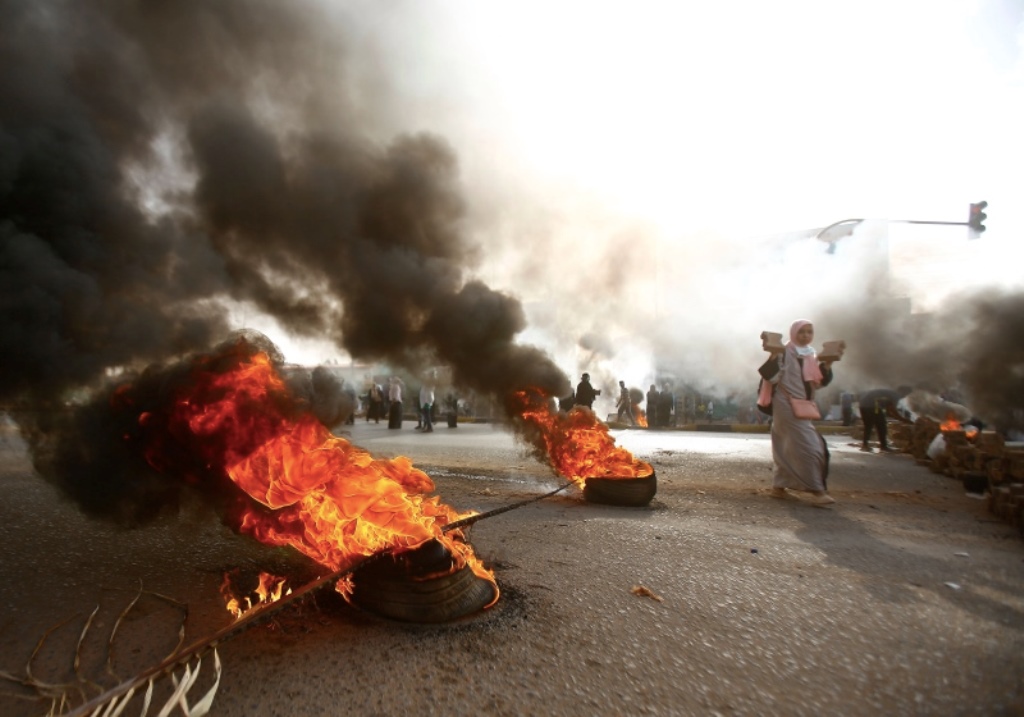 Pasukan keamanan serang kamp pendemo di luar markas militer Sudan. (Foto: AFP).
