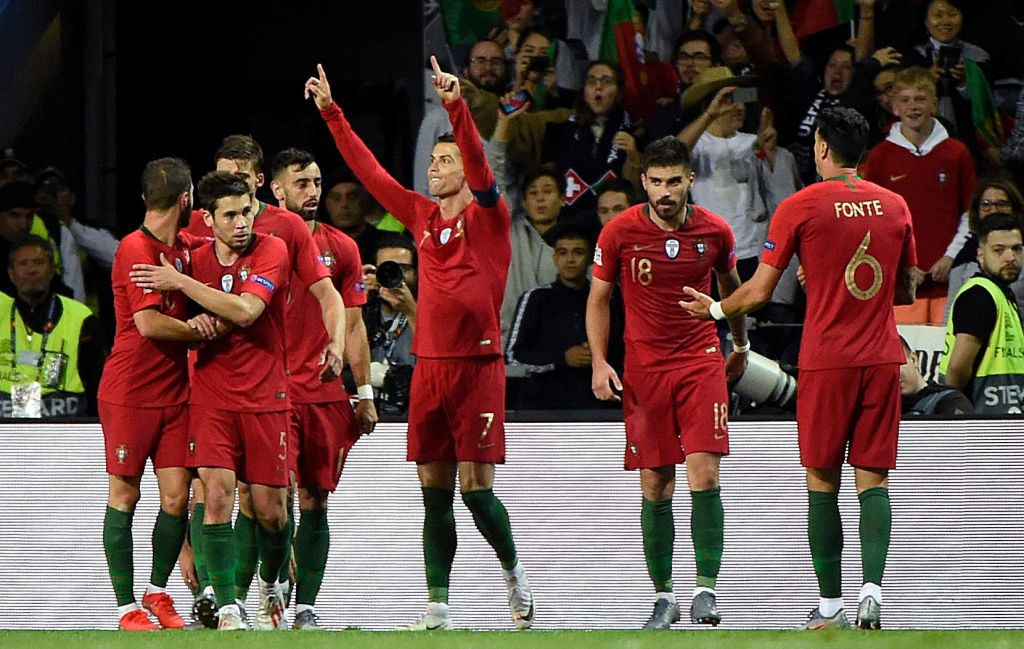 Cristiano Ronaldo (tengah) merayakan golnya ke gawang Swiss bersama rekan-rekan setimnya (Foto: AFP/Miguel Riopa)