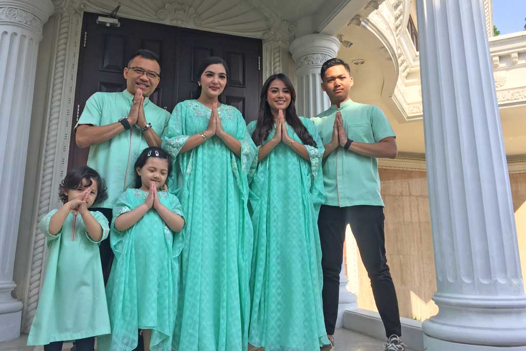 Keluarga Anang Hermansyah usai melaksanakan salat Id, pada Lebaran 2019, Rabu, 5 Juni 2019 (Foto: Medcom.id/Kumara)