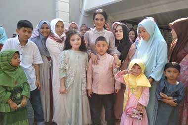 Cara Krisdayanti Memupuk Kehidupan Bertetangga