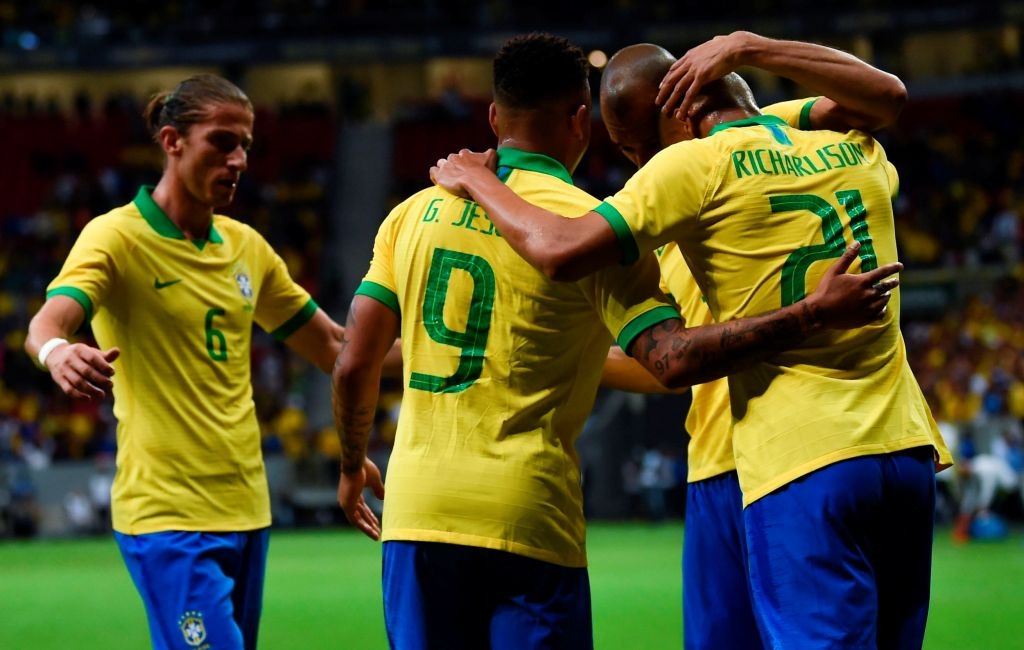 Momen Richarlison (kanan) berselebrasi dengan rekan setimnya saat menghadapi Qatar (Foto: AFP/Evaristo S)