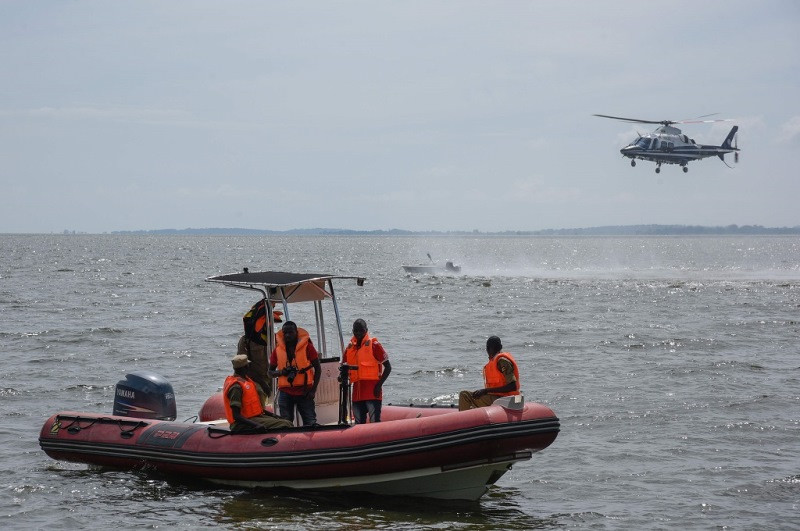 Petugas penyelamat mencari korban kapal tenggelam di Danau Victoria, Uganda, 25 November 2018. (Foto: AFP/ISAAC KASAMANI).