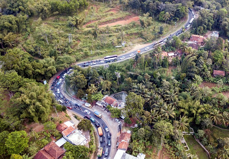 Foto udara antrean kendaraan pemudik menuju Tasikmalaya-Ciamis dan Jawa Tengah melintas di Malangbong, Kabupaten Garut, Jawa Barat, Minggu (2/6/2019). ANTARA FOTO/M Agung Rajasa.