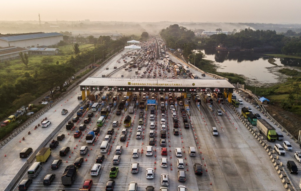 Kendaraan antre memasuki Gerbang Tol Cikampek Utama 1, Cikampek, Jawa Barat. Foto: MI/Ramdani.