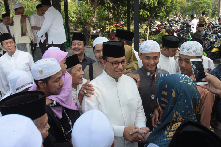 Anies Hadiri Halalbihalal Bersama Warga di Makam Wakaf