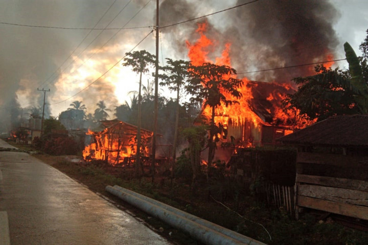 87 Rumah Hangus Akibat Bentrokan Warga di Buton
