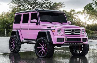 Mercedes-Benz G500 4×4 Tampil Feminim Pijam Warna Barbie