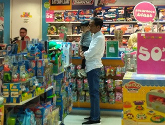 Jokowi Berikan Hadiah Mobil Mainan untuk Ethes