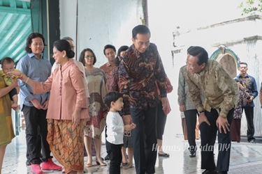 Jokowi Sekeluarga Silaturahmi ke Raja Yogyakarta