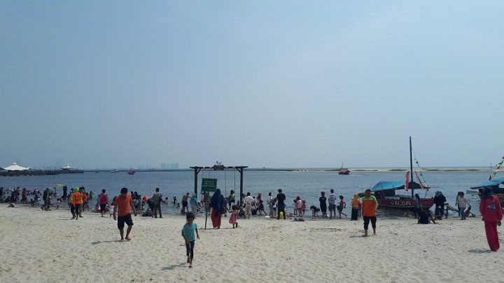 Mengincar Wisata Laut Warga Memadati Pantai Lagoon