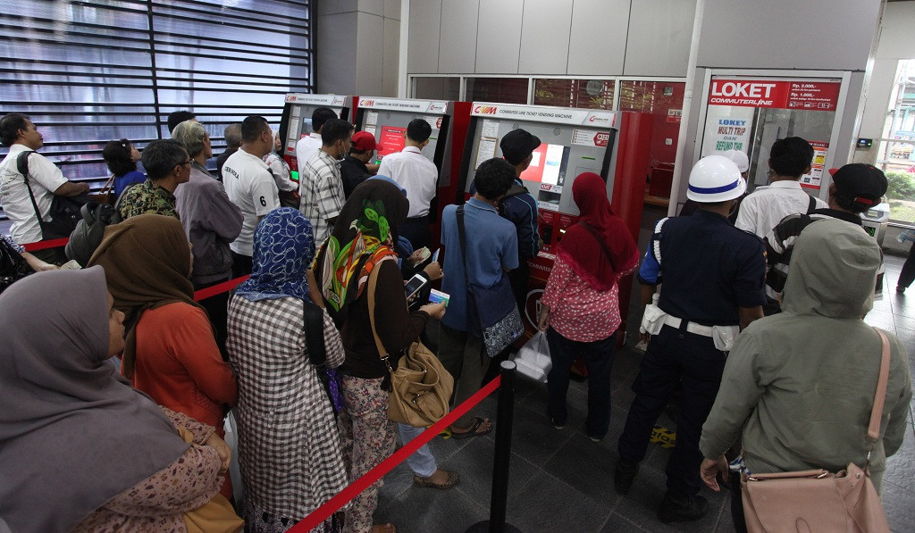 Ilustrasi penumpang mengantre di vending machine - MI/Ramdani.