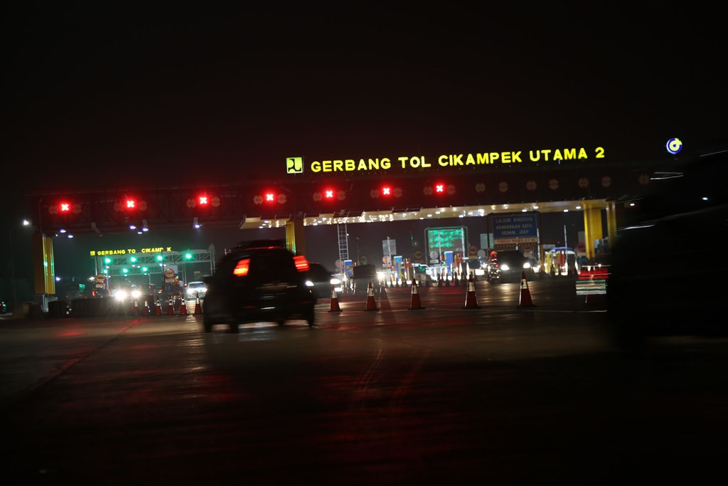 Kendaraan melewatii Gerbang Tol Cikampek Utama 1, Cikampek, Jawa Barat. (MI/Ramdani)
