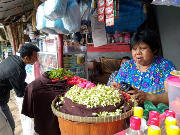 Pedagang Kembang Panen Rp1 Juta per Hari dari Tradisi <i>Nyekar</i>