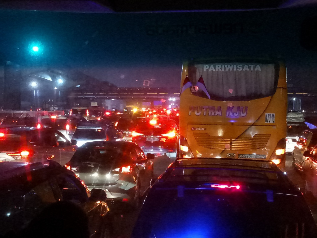 Suasana arus lalu lintas di KM 30 Tol Cikampek arah Jakarta, Sabtu, 8 Juni 2019 malam. Foto: Medcom.id/Siti Yona Hukmana.