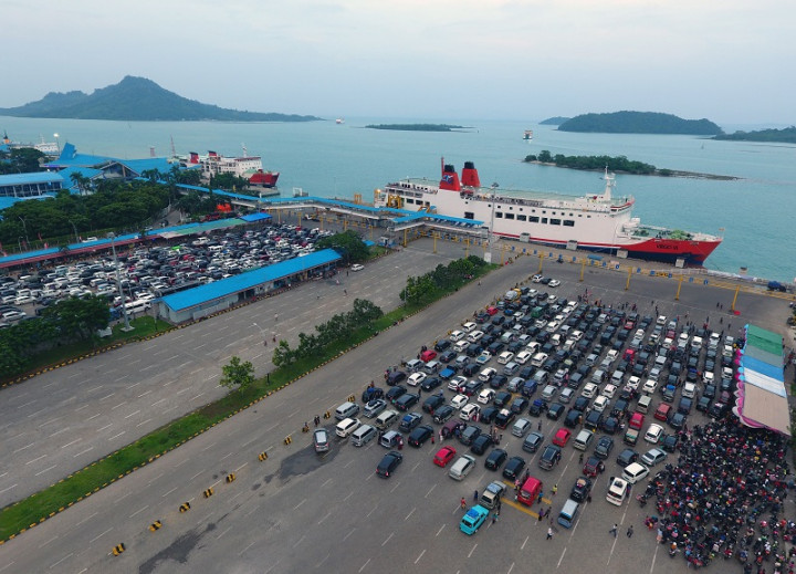 Pintu Masuk Pelabuhan Bakauheni Ramai Lancar