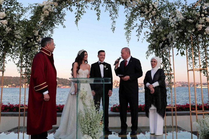 Momen Pernikahan Mesut Ozil dan Miss Turki Amine Gulse