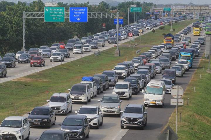 Rest Area di Jalan Tol Cikampek-Jakarta Dibuka Tutup