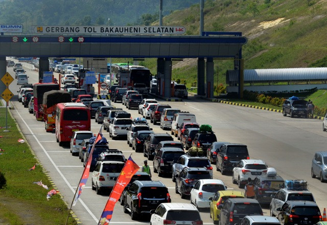 Antrean Kendaraan Mengular di Gerbang Tol Bakauheni