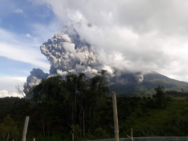 Masyarakat Diminta Menjauhi Zona Merah Gunung Sinabung