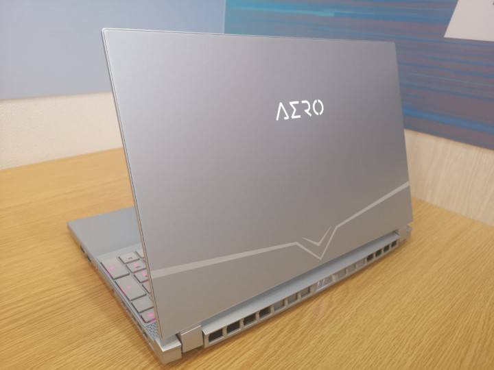 Apa Artinya Stiker X-Rite Pantone di Layar Laptop?