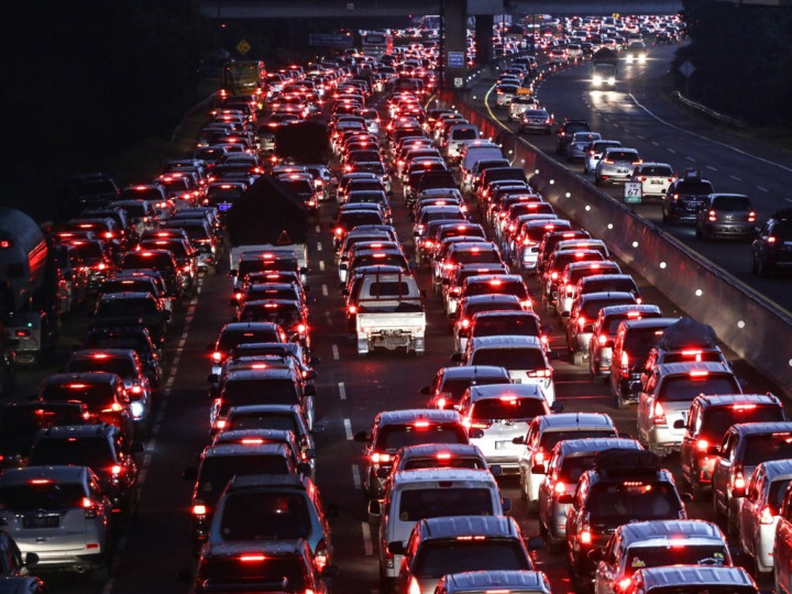 Volume Arus Balik di Tol Cikampek Pecahkan Rekor
