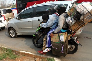 Pemudik Sepeda Motor Masih Mengalir ke Jakarta