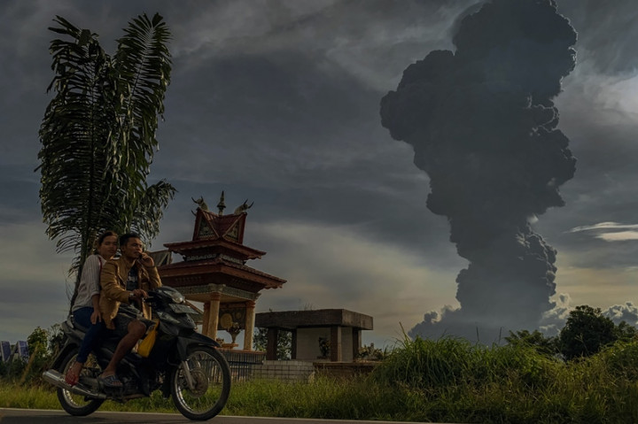 Petugas Bersihkan 20 Desa yang Terpapar Debu Sinabung