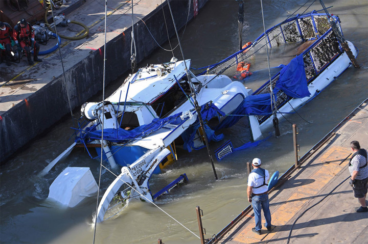 Polisi Hongaria Evakuasi Perahu Wisata Terbalik dari Sungai Danube