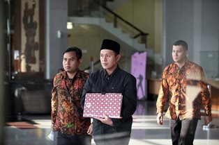 KPK 'Garap' Bupati Lampung Tengah