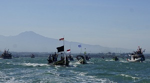 Ratusan Kapal Iringi Tradisi Larungan Kepala Kerbau