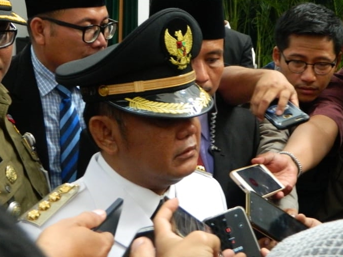 Bupati Bekasi Melengos Saat Diungkit Kasus Meikarta