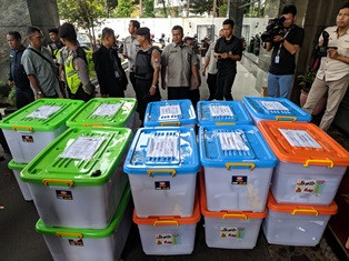 KPU Kirim Dua Truk Alat Bukti ke MK