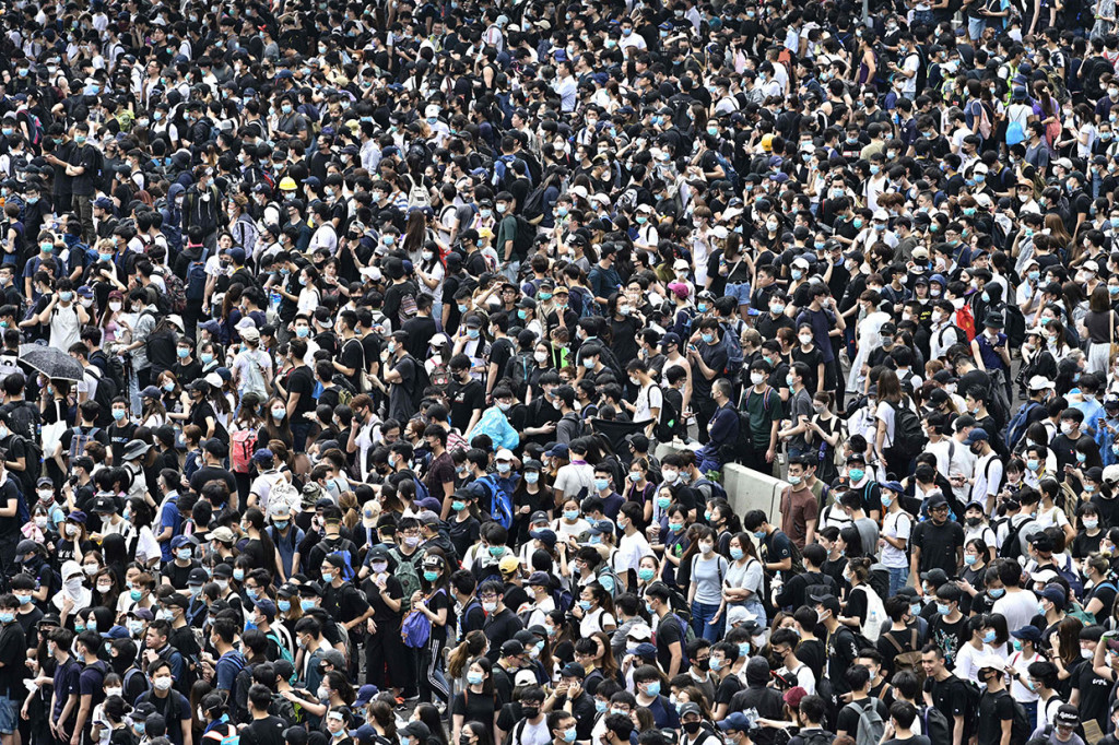 Ribuan Orang Unjuk Rasa, Hong Kong Lumpuh