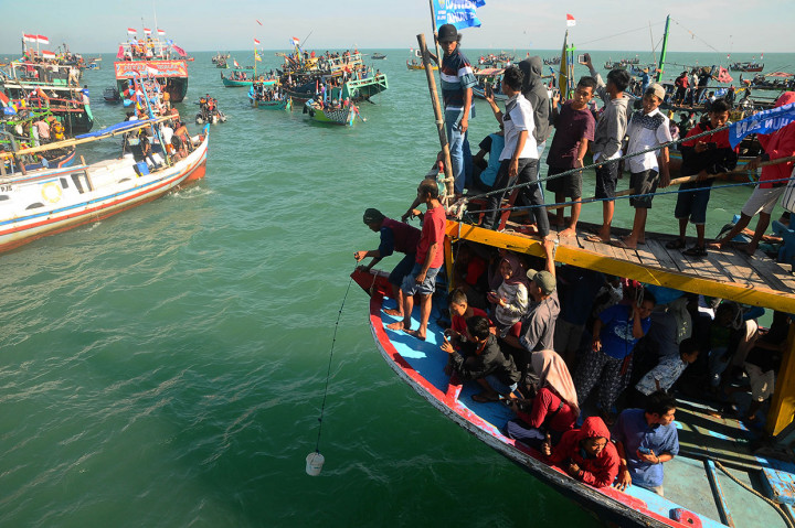 Ratusan Perahu Iringi Tradisi Lomban Ketupat Jepara