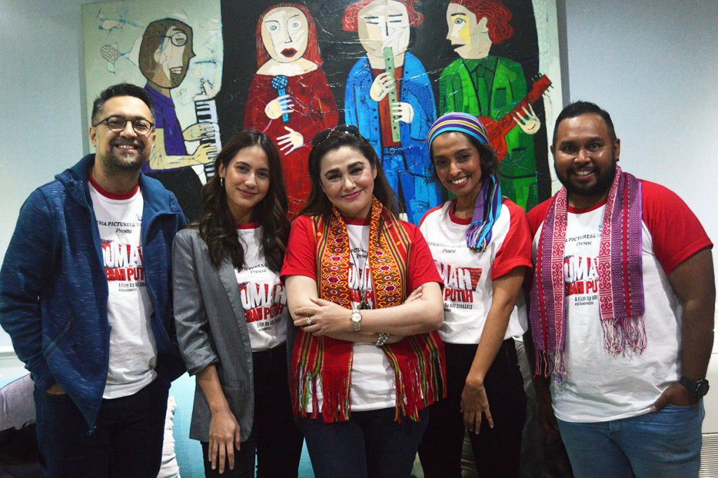 Alenia Pictures dan Pevita Pearce di film Rumah Merah Putih. (Foto: Medcom/Widjokongko)