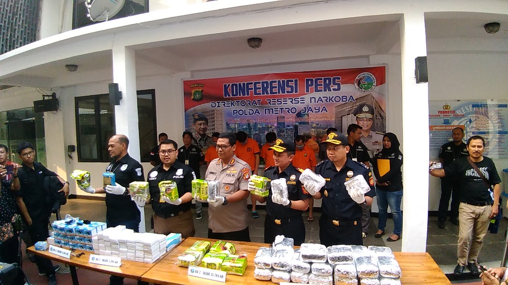 Konferensi pers Polda Metro Jaya untuk kasus pengiriman paket sabu dalam ember cat. Foto: Medcom.id/ Muhammad Syahrul Ramadhan.