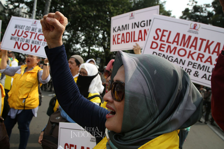 Massa Rompi Kuning Gelar Aksi Damai di Medan Merdeka Barat