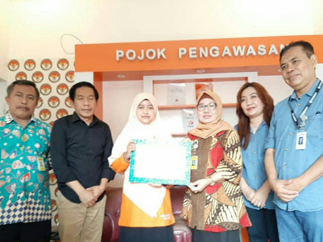 Bawaslu Berikan Santunan Kematian Pengawas Pemilu di Solo