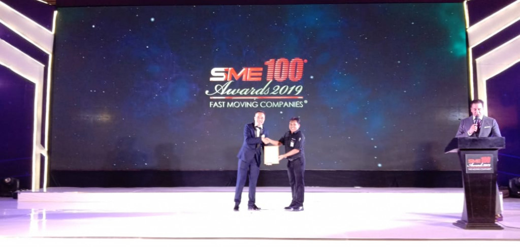 Pimpinan redaksi Medcom.id Budiyanto menerima SME100 Award 2019. Foto: Medcom.id/ Candra Yuri Nuralam