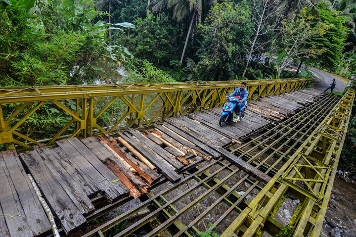Jembatan Bailey Penghubung Kota dan Kabupaten Tasikmalaya Rusak