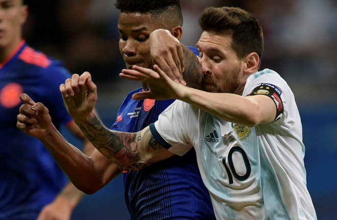 Suasana laga Argentina vs Kolombia. (Juan MABROMATA / AFP)