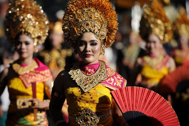 Naik Kendaraan Hias, Jokowi Berpawai di Pesta Kesenian Bali