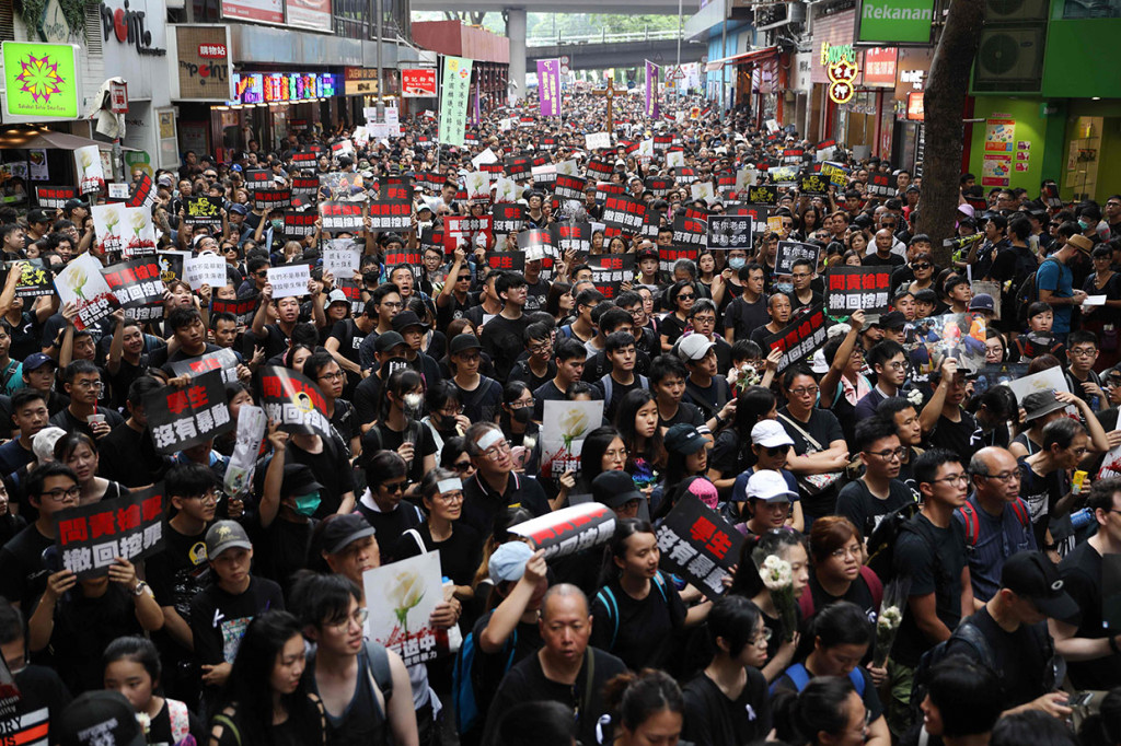 Puluhan Ribu Pengunjuk Rasa Tuntut Pemimpin Hong Kong Mundur