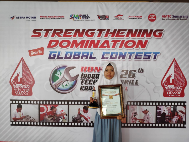 Siswi SMK Rota Bayat Rebut Juara Tiga Kontes Mekanik se-Jateng