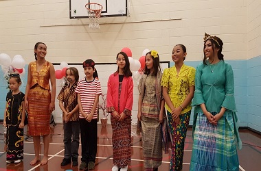 Pameran Baju Adat Nusantara Pukau Warga Wales