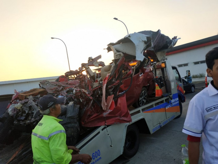 12 Dead after Car Crash in Cipali Toll Road