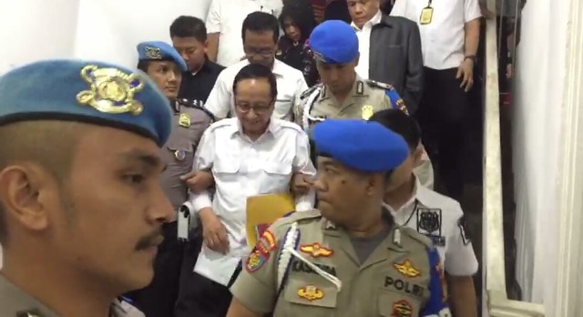 Eks Kapolda Metro Keluar Ruang Penyidik Digandeng Polisi