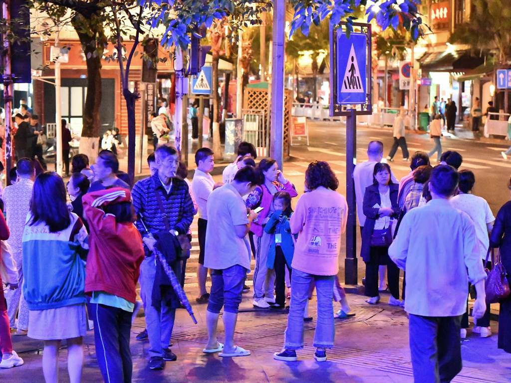 Masyarakat berhamburan keluar usai gempa 6,0 SR melanda Sichuan. (Foto: AFP).