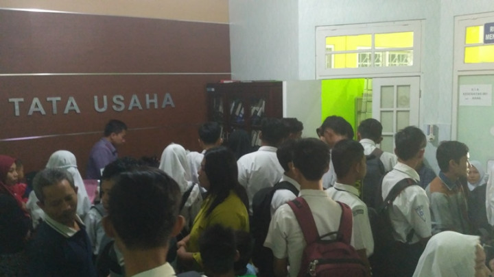 Antrean Pendaftaran PPDB Mengular di Puskesmas